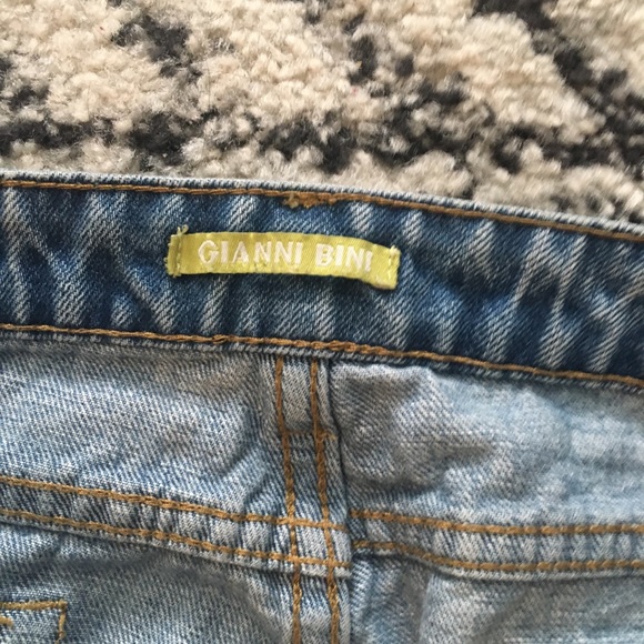 Gianni Bini Light Wash Denim Shorts - Picture 3 of 3
